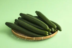 Kuvassa on korissa kurkkuja.