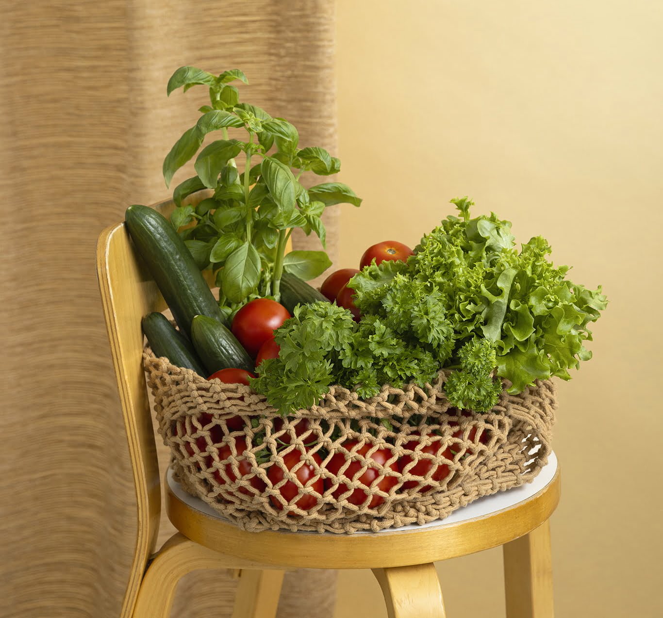 Kuvassa on tuolilla kori, jossa on vihanneksia.